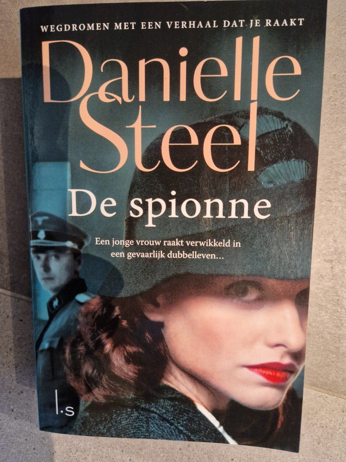 De Spionne - Danielle Steel, Ophalen of Verzenden, Gelezen, Danielle Steel