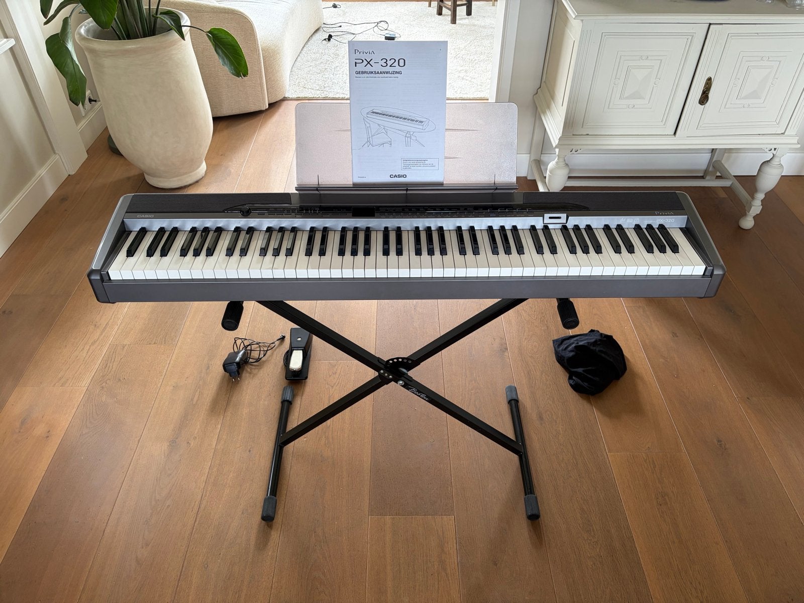 Casio Privia PX-320 Digitale Piano met standaard, Muziek en Instrumenten, Keyboards, Gebruikt, 88 toetsen, Casio, Aanslaggevoelig