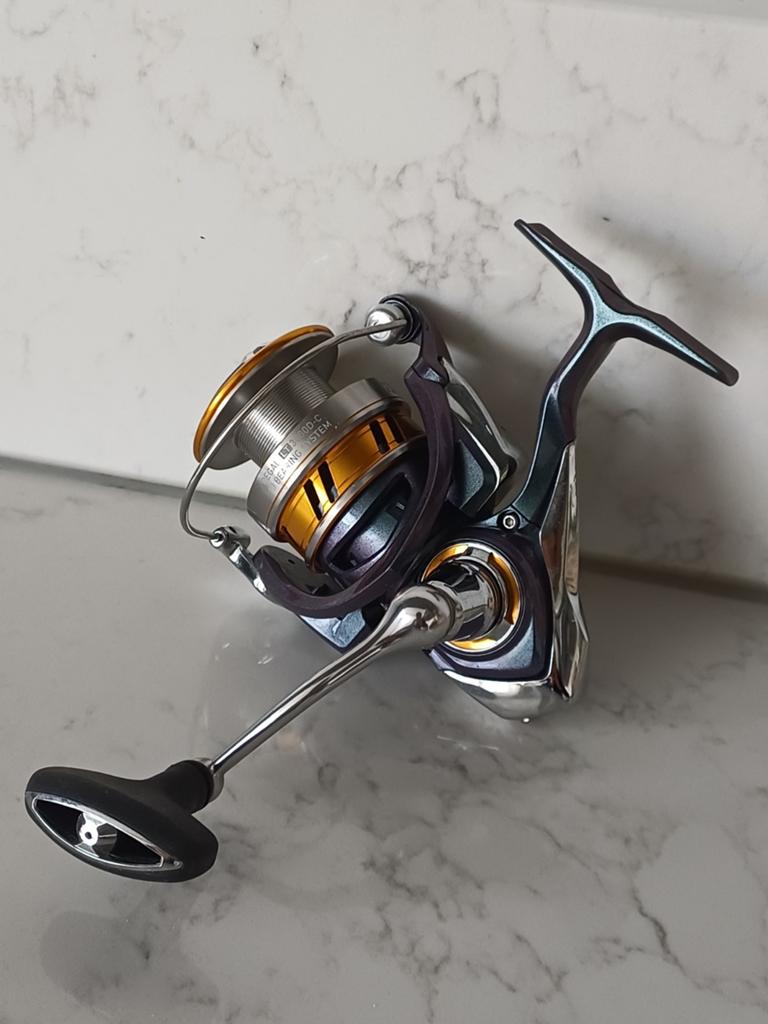 Daiwa Regal 3000D C – Nieuwstaat, Ophalen of Verzenden, Zo goed als nieuw, Molen