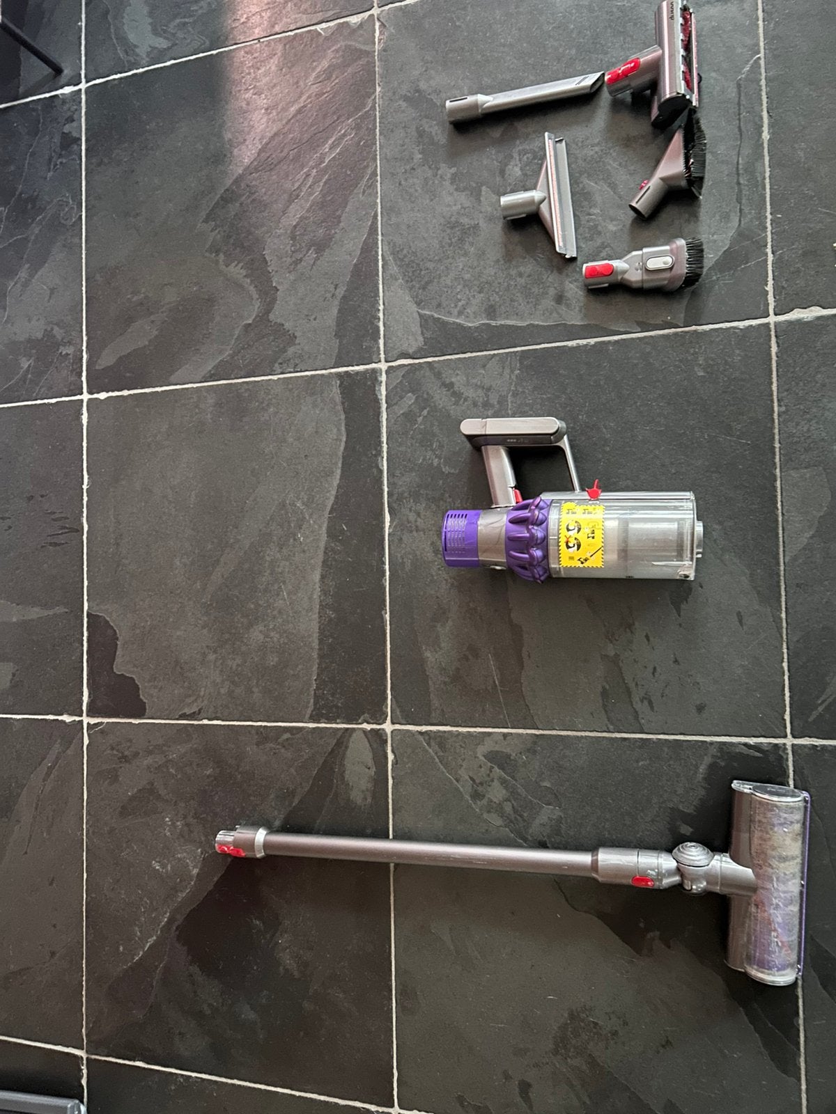 Dyson v10,  scheur in behuizing steelaansluiting, Ophalen, Gebruikt, Dyson, Reservoir