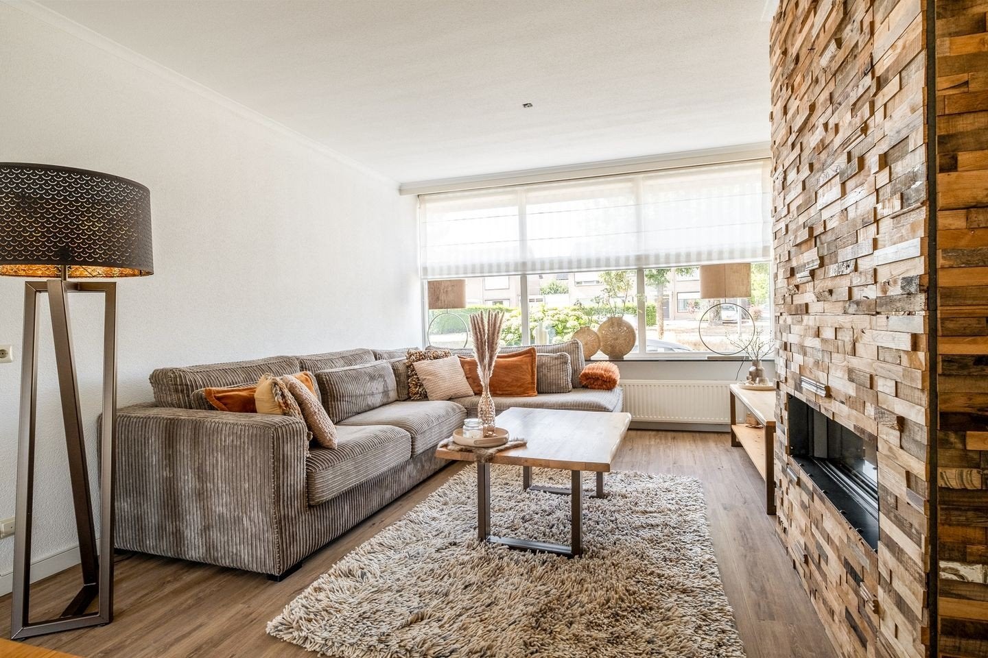 Complete inboedel: Taupe rib hoekbank, eiken eettafel, bed, Ophalen