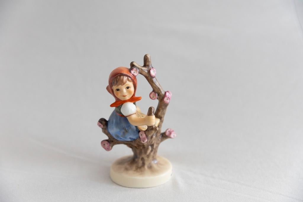 Goebel Hummel Apple Tree Girl #883 10,5 cm met doosje, Ophalen of Verzenden, Gebruikt, Hummel