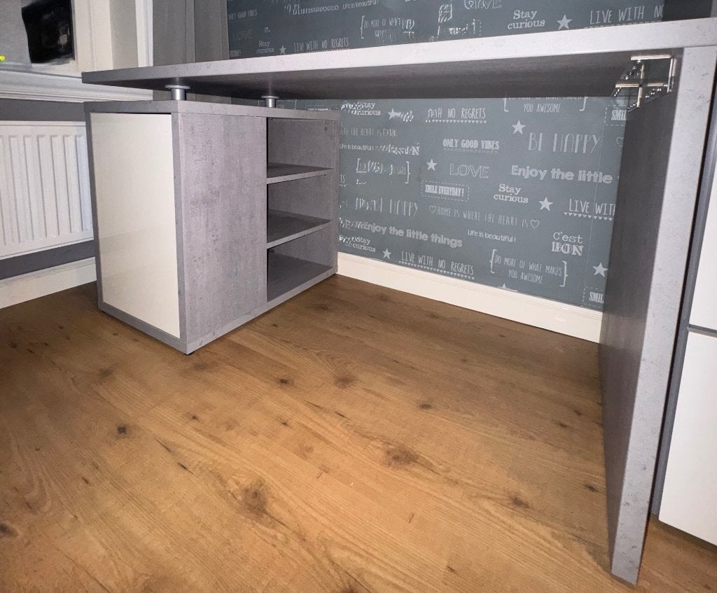 JYSK Ullits bureau met opbergruimte – Betonlook grijs/wit, Ophalen, Opbergruimte, Zo goed als nieuw, Jysk