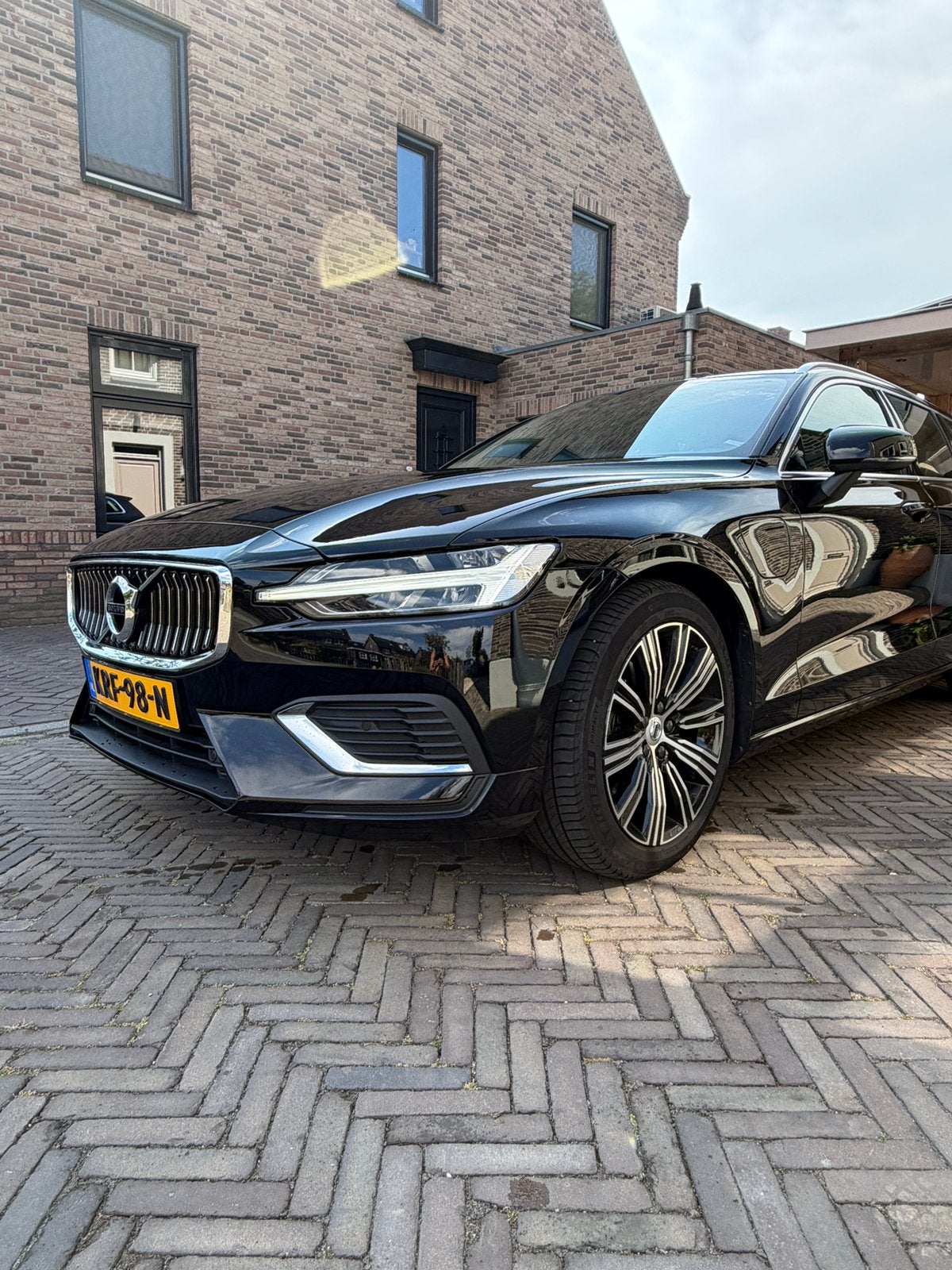 ZEER NETTE Volvo V60 T6 Twin Engine 340pk AWD 2022 Zwart, Dealer onderhouden, Stof, Euro 6, 4 cilinders