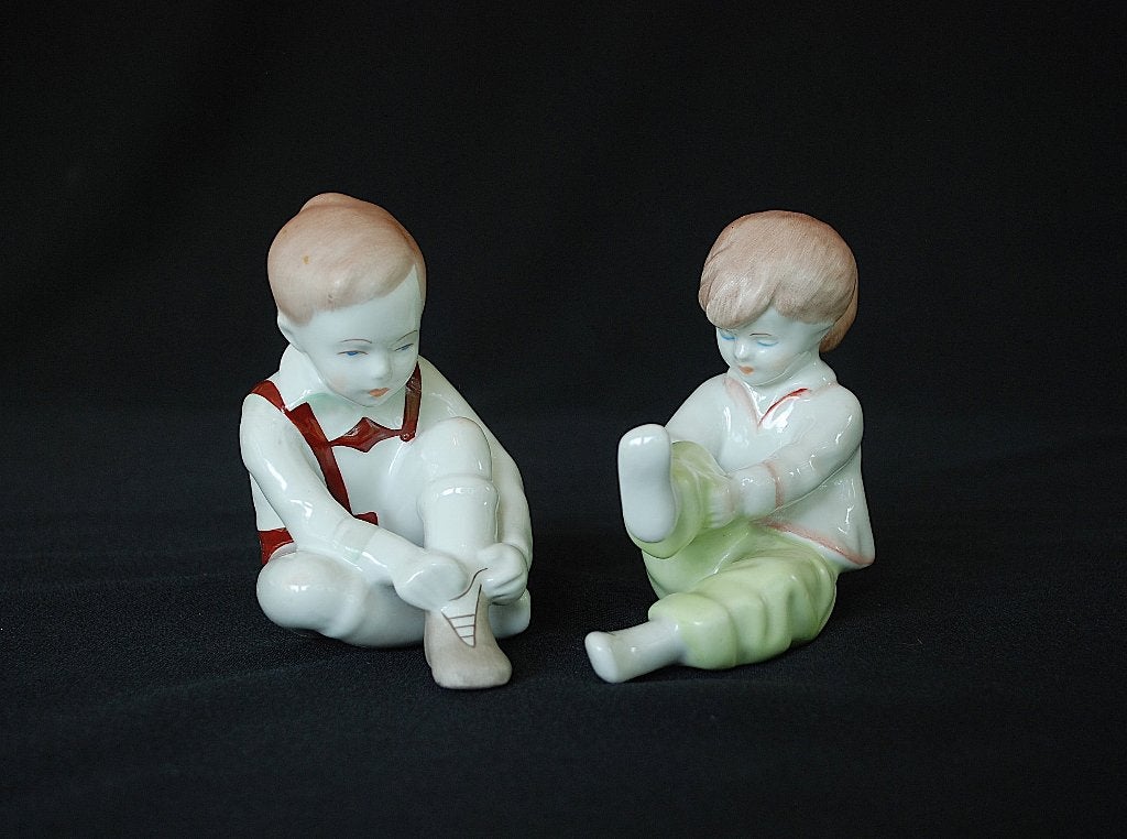 Porselein Kinderen zich aankledend Set van twee vintage, Ophalen of Verzenden