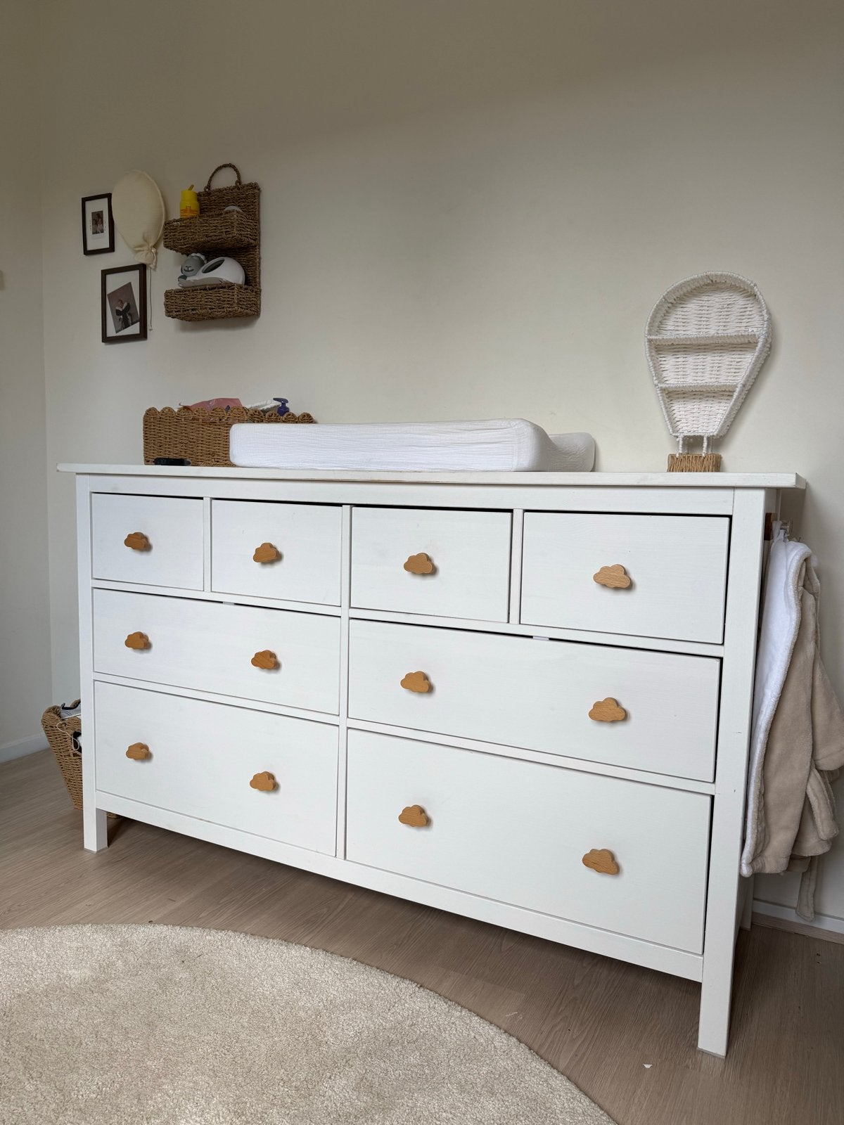 HEMNES ikea Witte commode met 8 laden en wolkjesknoppen, Huis en Inrichting, Kasten | Ladekasten, Ophalen, Gebruikt, 100 tot 150 cm
