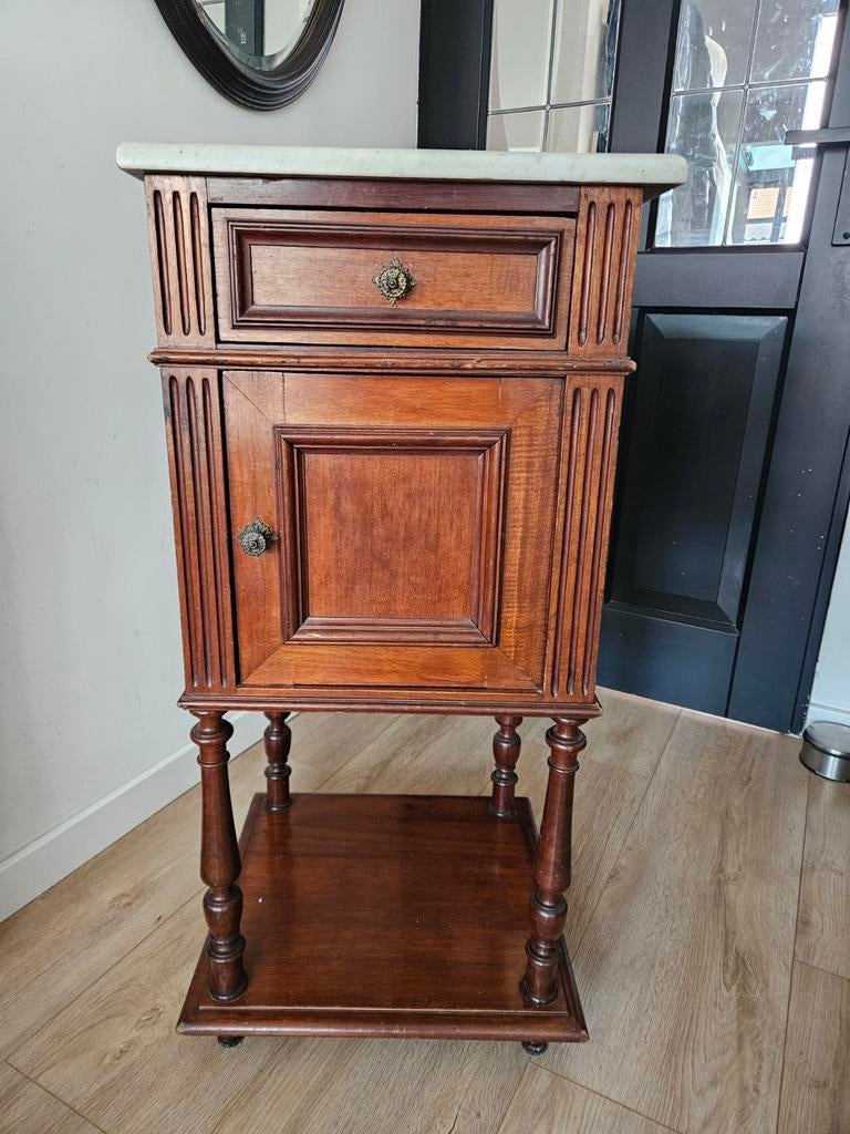 Houten nachtkastje met marmeren plaat, Huis en Inrichting, Slaapkamer | Nachtkastjes, Ophalen, Gebruikt, Minder dan 45 cm, 70 cm of meer