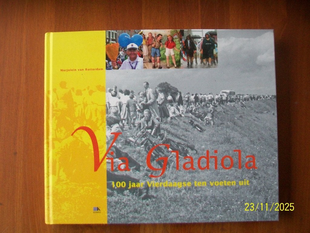 Via Gladiola -100 Jaar Vierdaagse ten voeten uit - Nijmegen, Boeken, Verzenden, Zo goed als nieuw, Lopen en Fietsen