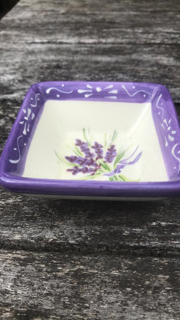 Frans lavendel schaaltje handmade, Huis en Inrichting, Keuken | Servies, Nieuw, Schaal of Schalen, Overige stijlen, Aardewerk