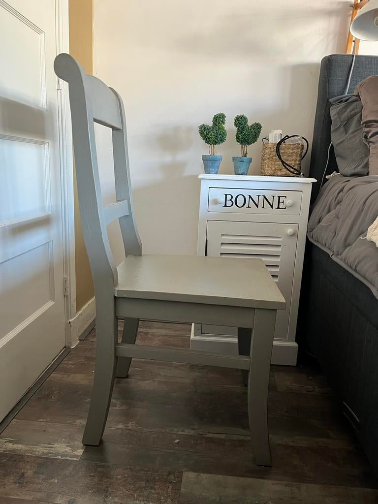 2 sfeervolle brocante houten stoelen, Gebruikt, Twee, Ophalen of Verzenden, Grijs