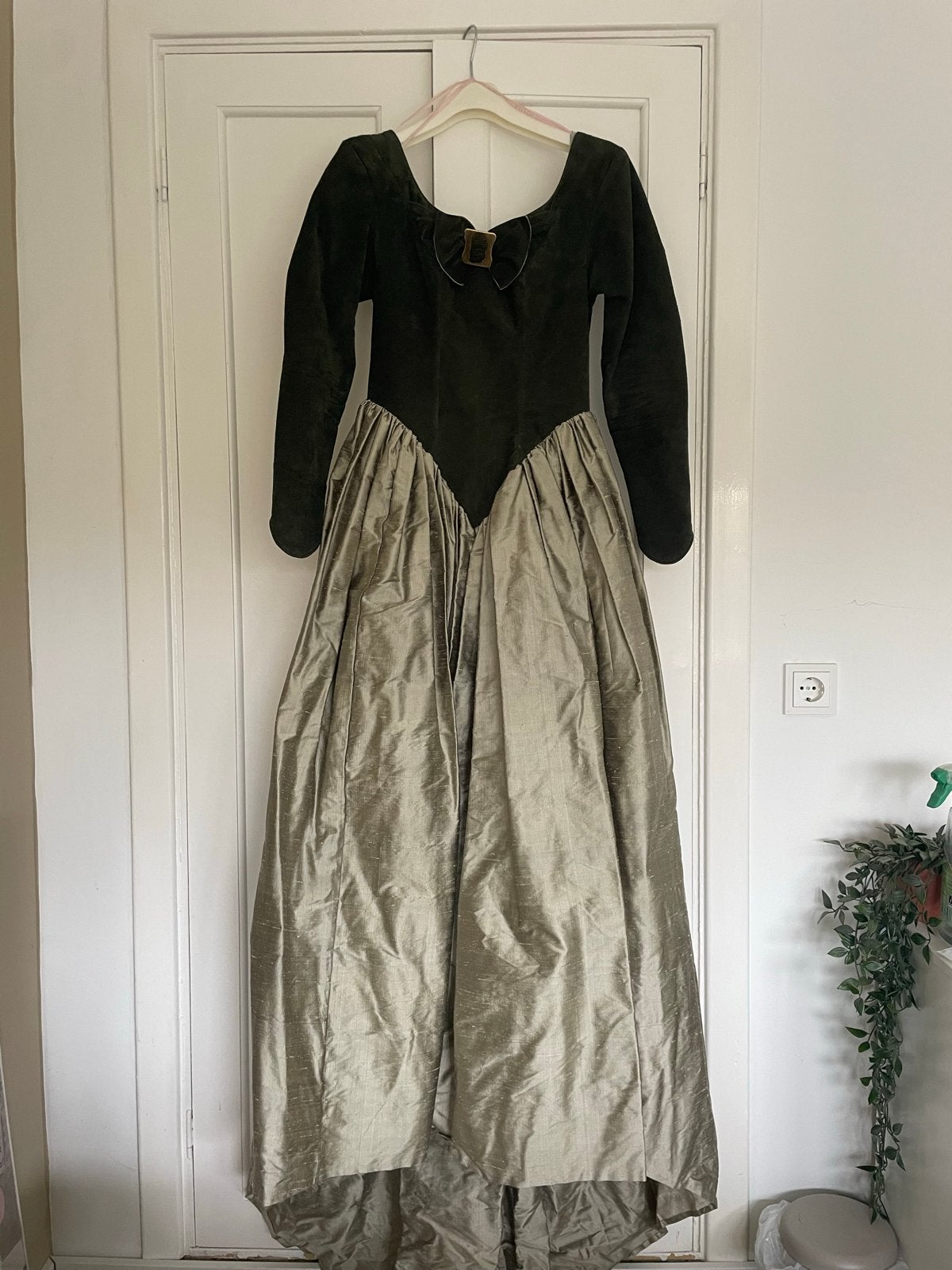 Gigi Meijer Couture jurk maat 38 - Groen/Beige suède/zijde, Maat 38/40 (M), Ophalen of Verzenden, Zo goed als nieuw, Onder de knie