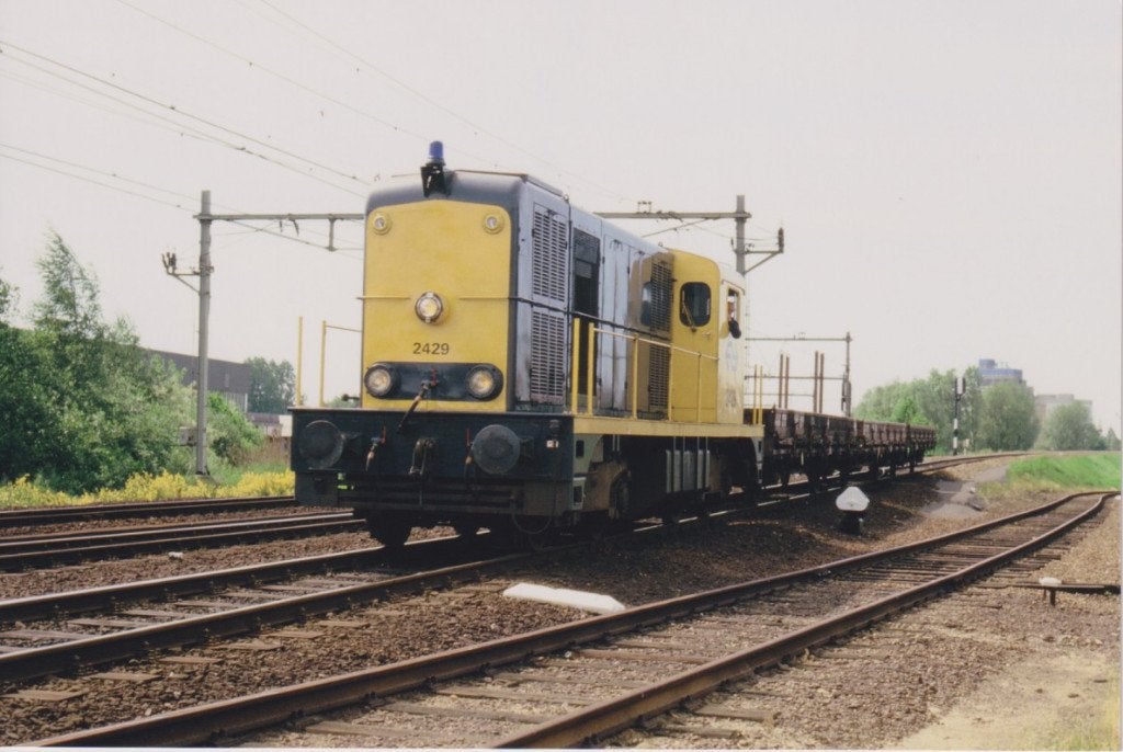 1 foto van NS diesellocomotief 2429 in Almelo in 1985, Verzamelen, Spoorwegen en Tramwegen, Verzenden, Zo goed als nieuw, Trein