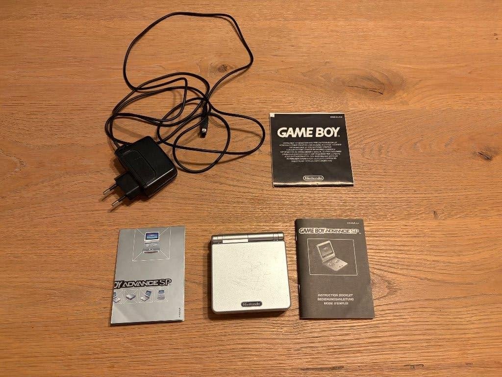 Nintendo Game Boy Advance SP met oplader en boekjes, Spelcomputers en Games, Spelcomputers | Nintendo Game Boy, Ophalen of Verzenden
