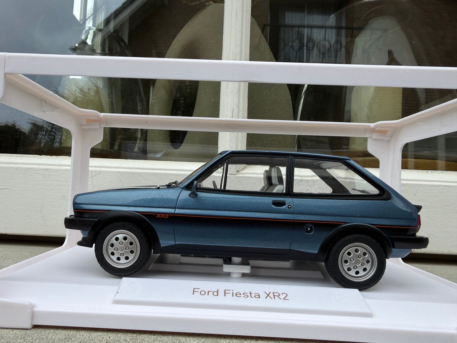 1:18 Ford Fiesta XR2 blauw metallic 1981 Norev 182744, Hobby en Vrije tijd, Auto, Norev, 70-72 Av. de Bohlen, Vaulx-en-Velin, 69120, France