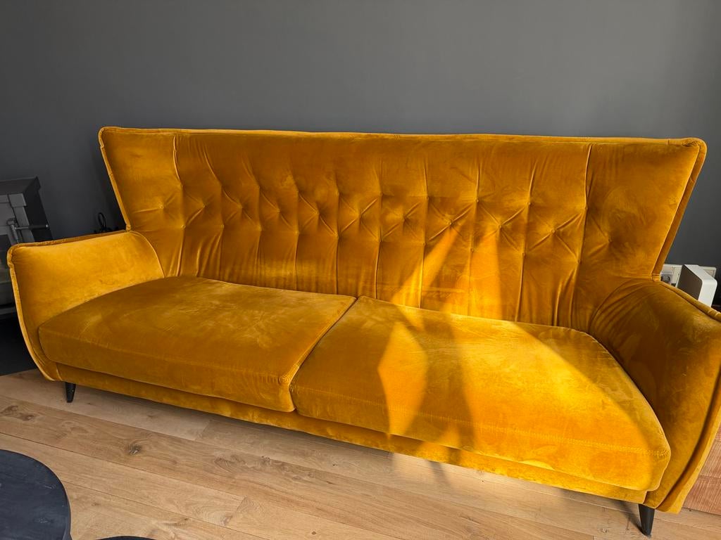 Oker gele retro bank met knopen, Ophalen, 75 tot 100 cm, Zo goed als nieuw, Stof