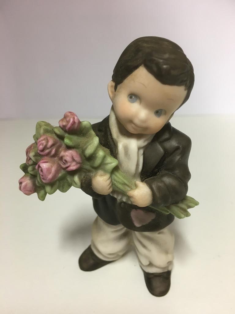 Lief Beeld van Jongen met Rozen, Verzamelen, Beelden en Beeldjes, Ophalen of Verzenden, Zo goed als nieuw, Mens