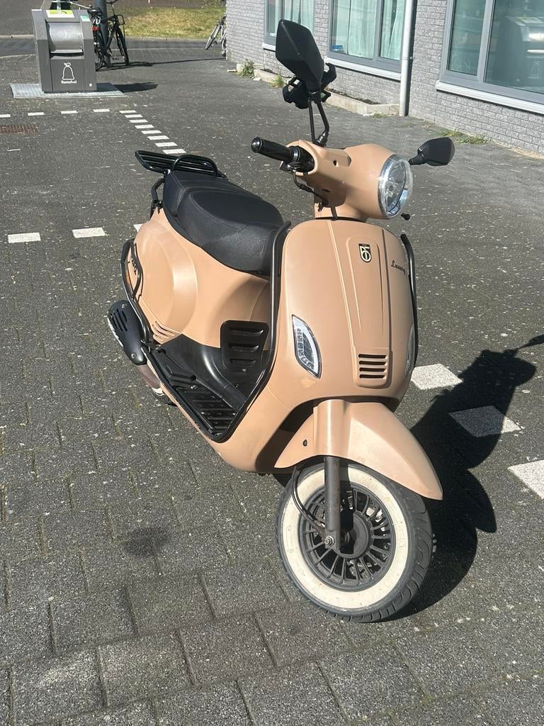 BTC Riva Luxury Cappuccino 2019, Ophalen, Maximaal 45 km/u, Zo goed als nieuw, Benzine