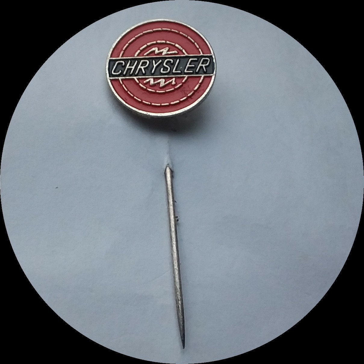 CHRYSLER logo speldje, rood, Verzamelen, Speldjes, Pins en Buttons, Ophalen of Verzenden, Zo goed als nieuw, Transport, Speldje of Pin