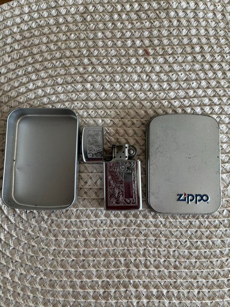 Zippo aansteker met sierlijke gravure en blikken doos, Ophalen of Verzenden, Gebruikt, Overige merken
