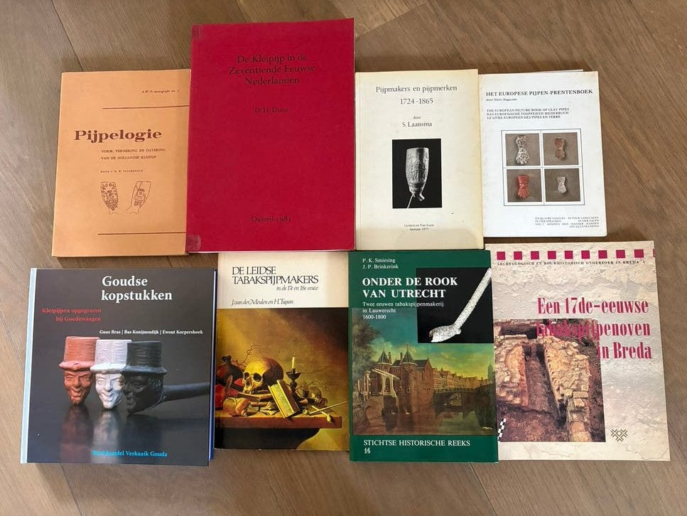 Specialistische collectie kleipijpen/pijpelogie /archeologie, Ophalen of Verzenden, 14e eeuw of eerder, Gelezen