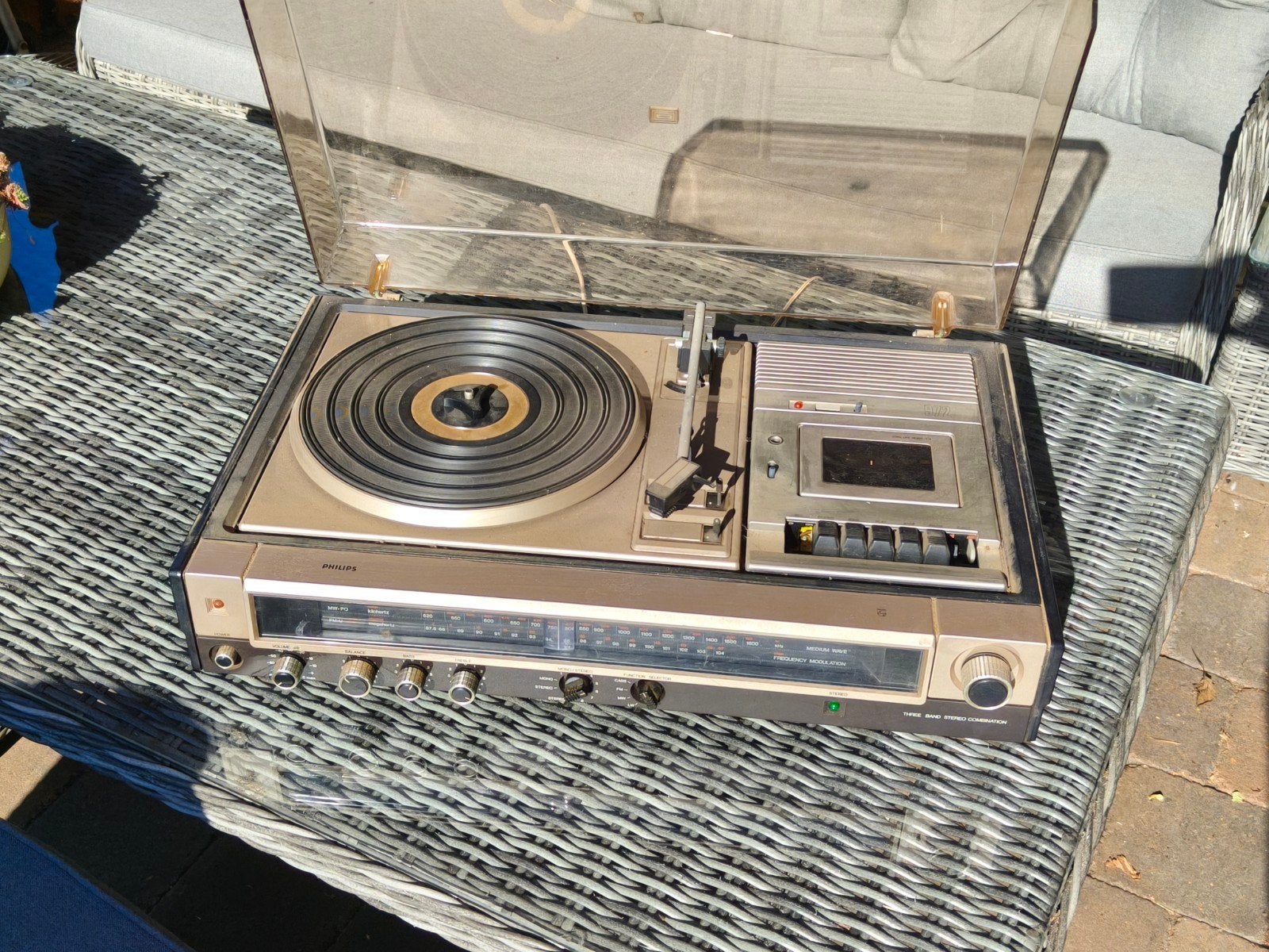 Vintage platenspeler met radio en cassette recorder., Ophalen, Niet werkend, Platenspeler, Philips