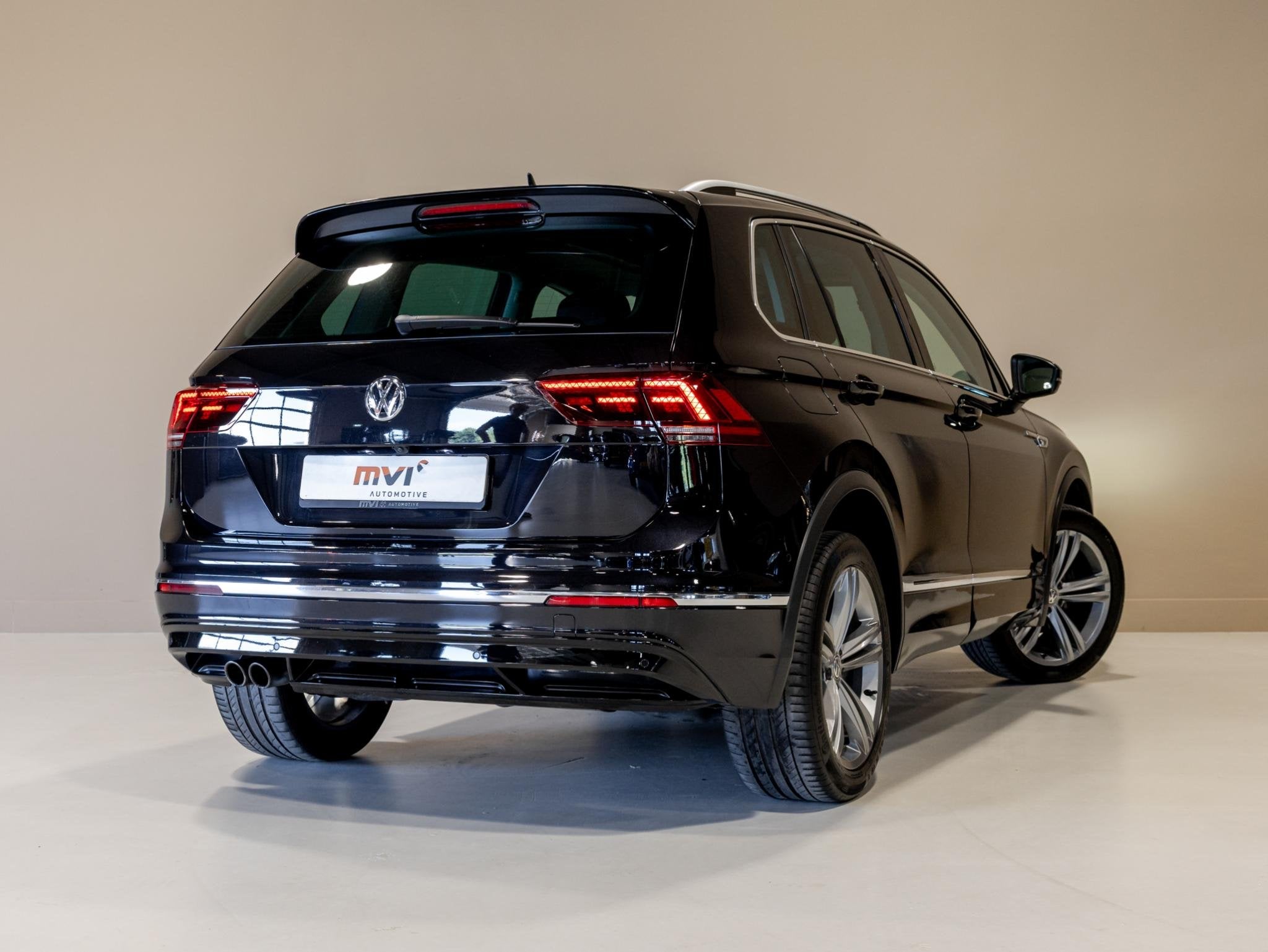 Volkswagen Tiguan 1.4 TSI 4Motion R-Line / 150pk / NL Auto /, Auto's, Automaat, Dealer onderhouden, Gebruikt, 4 cilinders