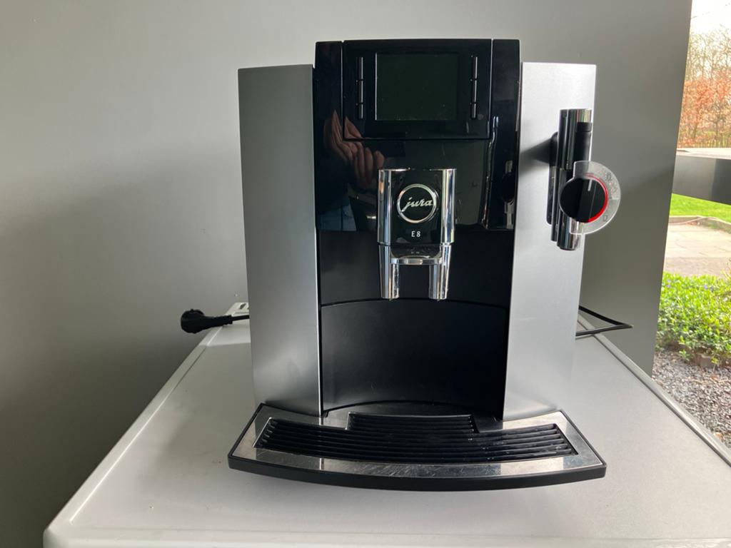 Jura E8, Witgoed en Apparatuur, Koffiezetapparaten, 10 kopjes of meer, Ophalen, Zo goed als nieuw, Koffiemachine