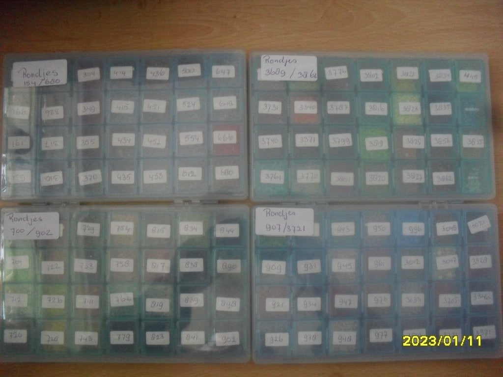 7 Doosjes met 24 potjes, waarvan 4 gevuld met DP steentjes, Hobby en Vrije tijd, Knutselen, Ophalen of Verzenden, Nieuw, Diamond painting