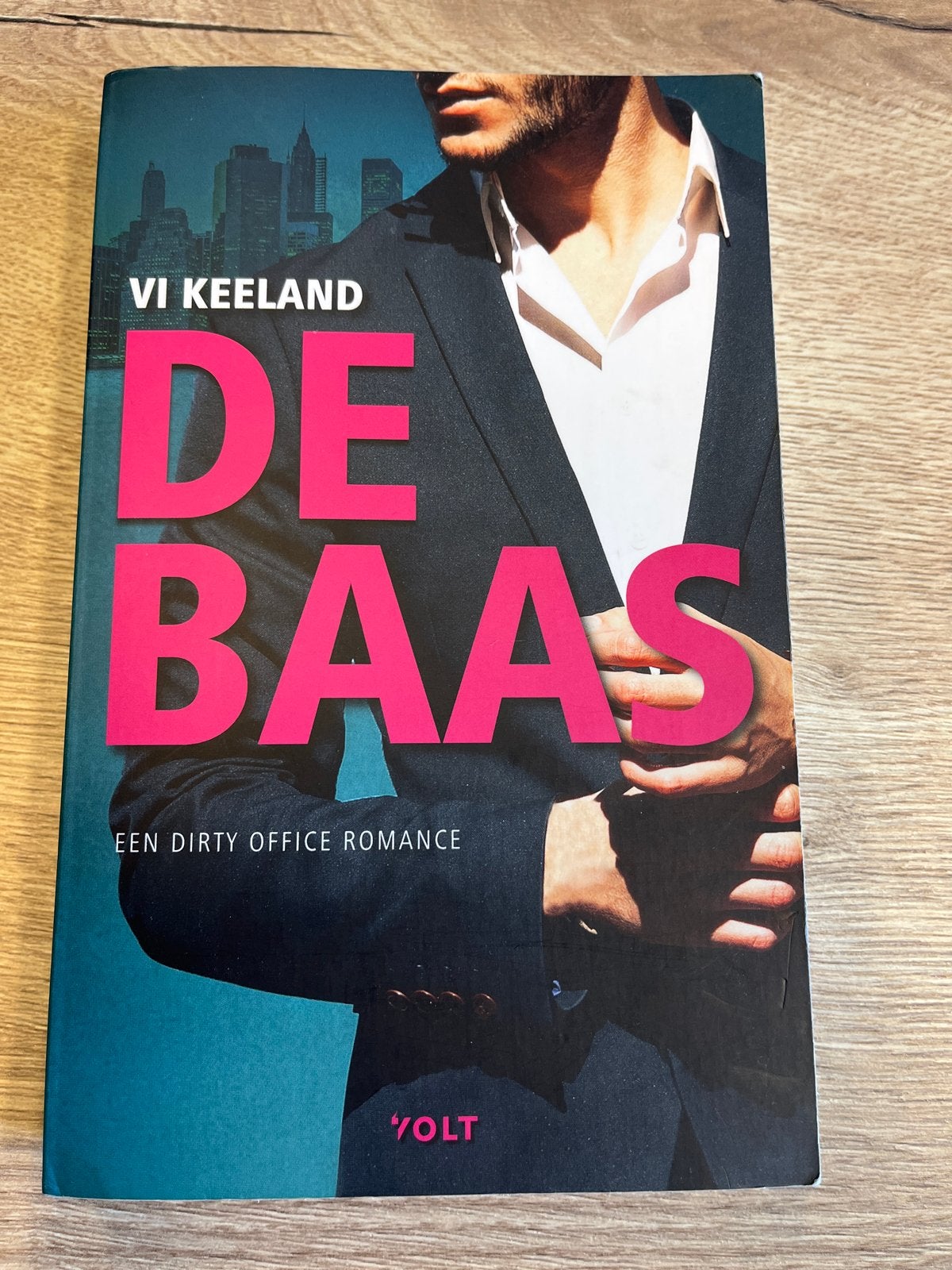 De Baas - Vi Keeland (Roman), Ophalen of Verzenden, Zo goed als nieuw