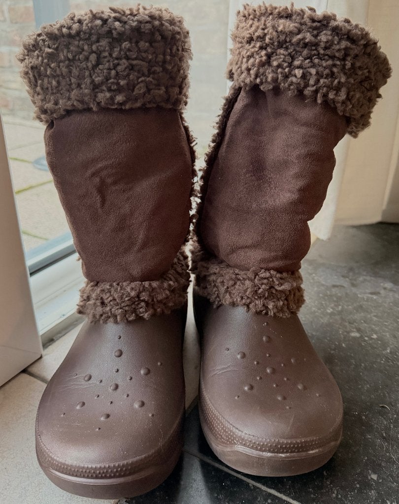 Donkerbruine gevoerde boots van Crocs maat W8 (38/39), Hoge laarzen, Bruin, Ophalen of Verzenden, Zo goed als nieuw