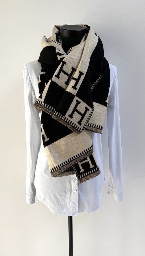 NIEUW! Sjaal letterpatroon H cashmere mix zwart / beige, Kleding | Dames, Maat 38/40 (M), Verzenden, Nieuw, Onbekend