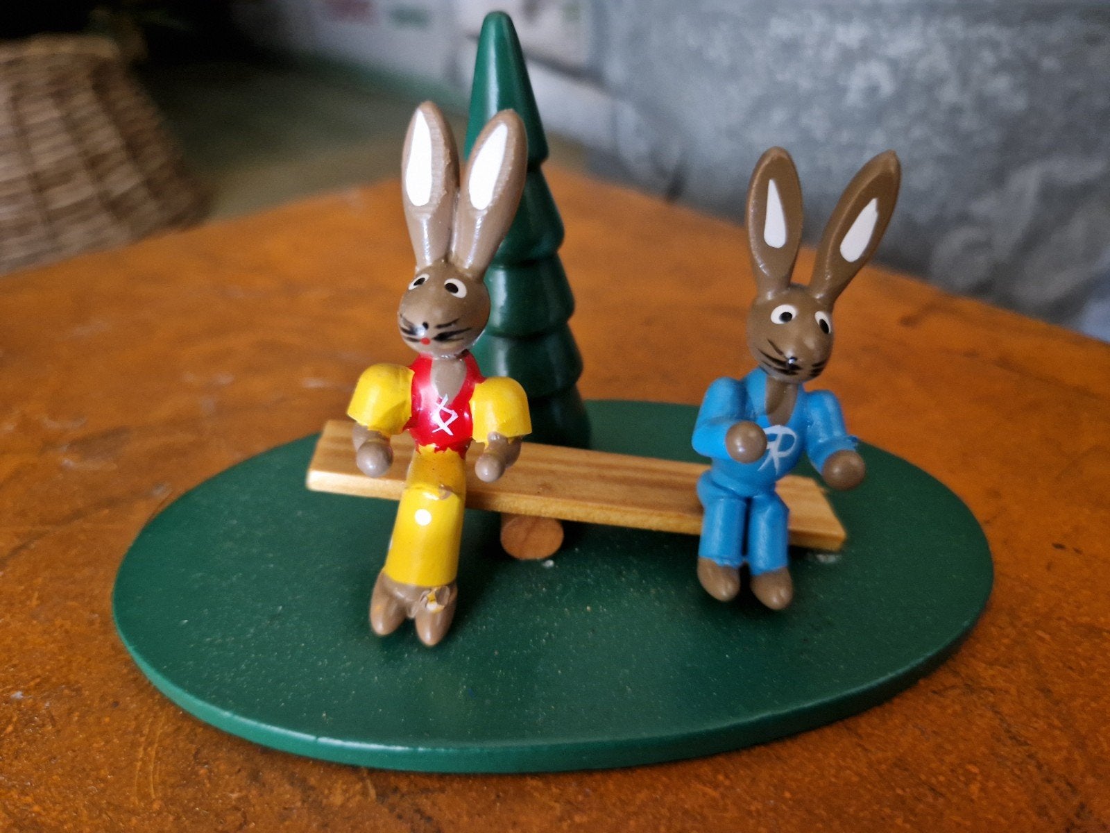 Vintage houten Paashaasjes op Bankje - Decoratie  Ertsgeberg, Ophalen of Verzenden, Gebruikt