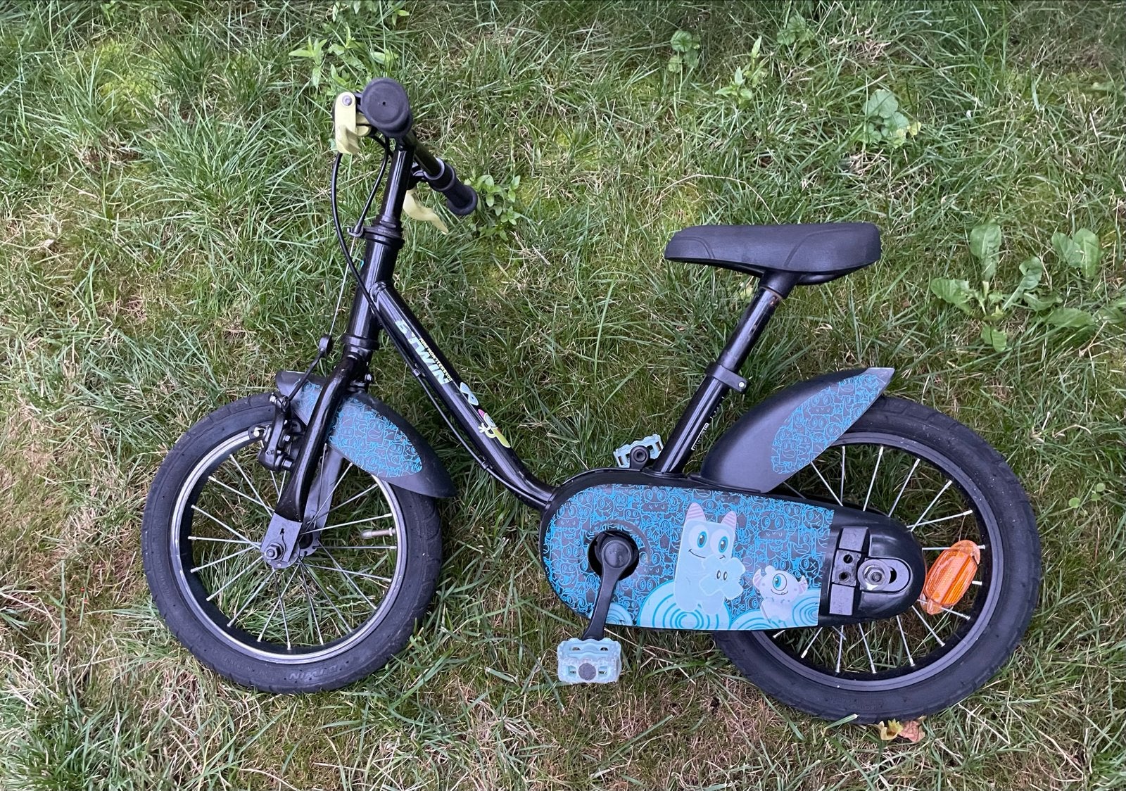 B'Twin Mini Monsters 500 kinderfiets 14 inch met zijwieltjes, Zijwieltjes, Gebruikt, Velgrem, Ophalen of Verzenden