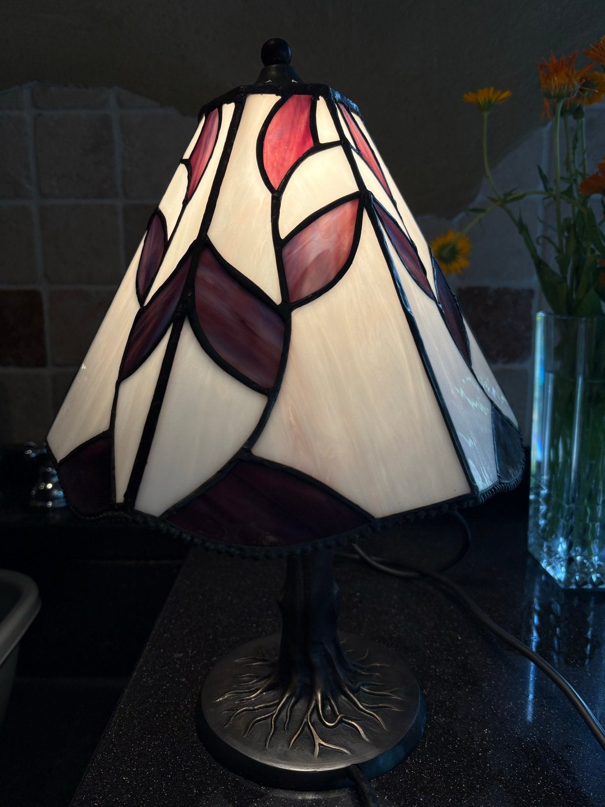 Puntgave Tiffany stijl tafellamp met paarse accenten, Ophalen of Verzenden
