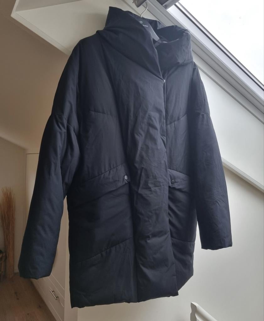 Berskha winterjas zo goed als nieuw met dikke kraag., Kleding | Dames, Zwart, Maat 42/44 (L), Zo goed als nieuw, Bershka