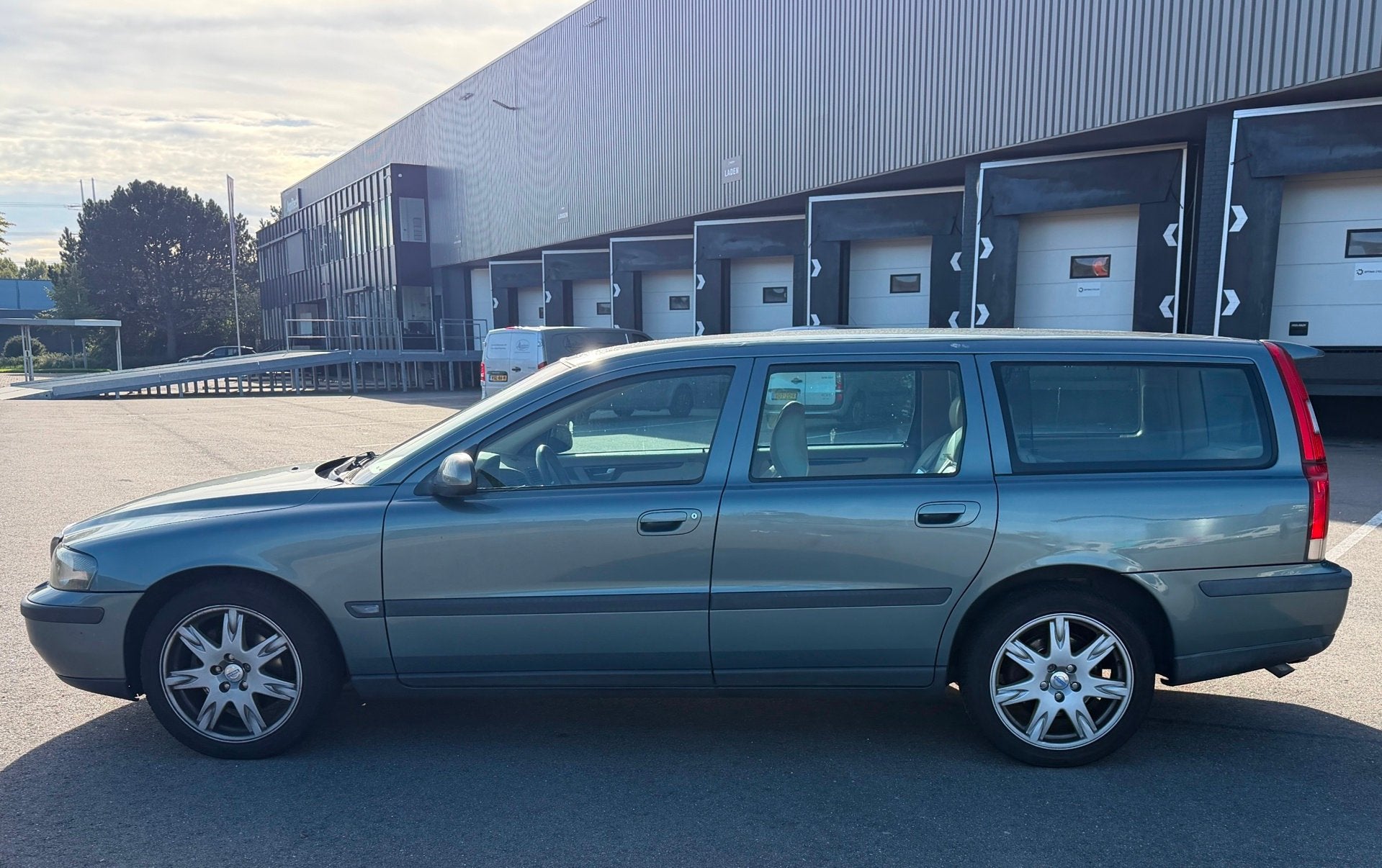 Volvo V70 2.4 Comfort Line CRUISE/APPLECARPLAY/CLIMA/CAMERA, Auto's, Voorwielaandrijving, Beige, 1505 kg, Leder en Stof