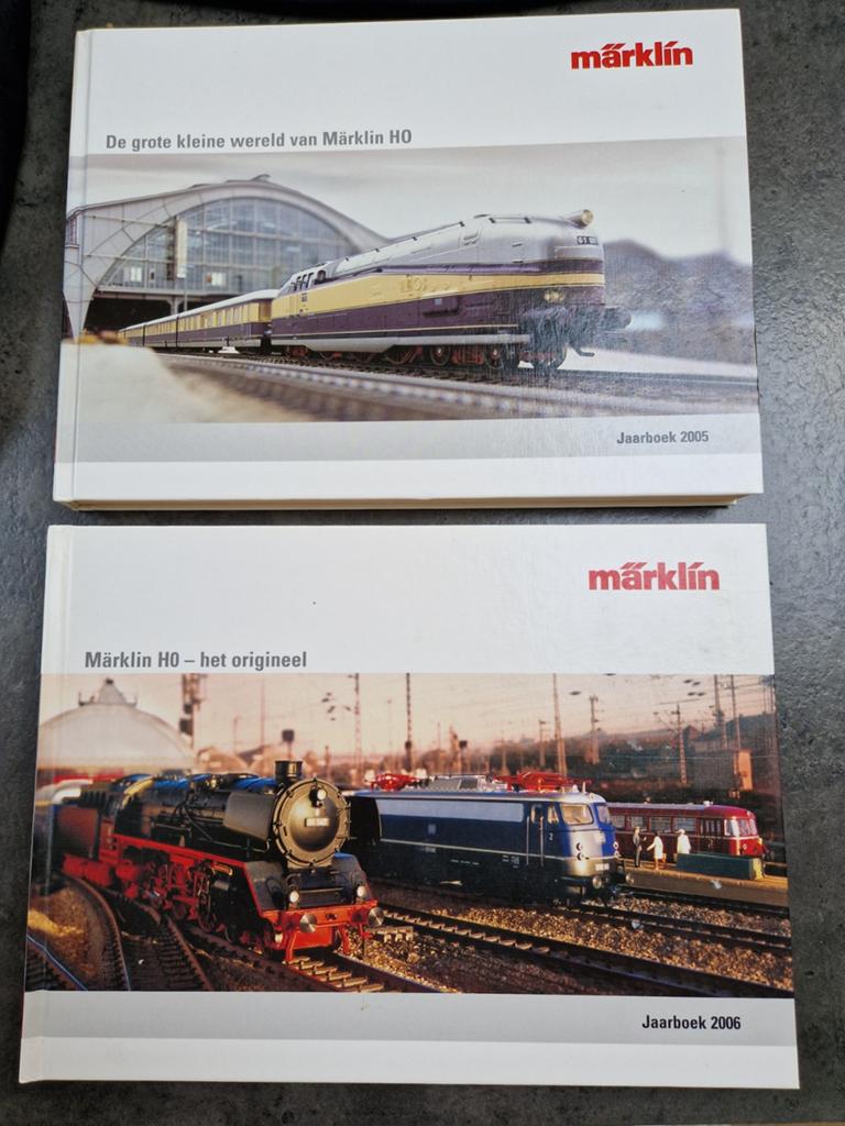 Märklin Catalogus Jaarboek 2005 en 2006 H0, Wisselstroom, Zo goed als nieuw, Märklin, Boek, Tijdschrift of Catalogus