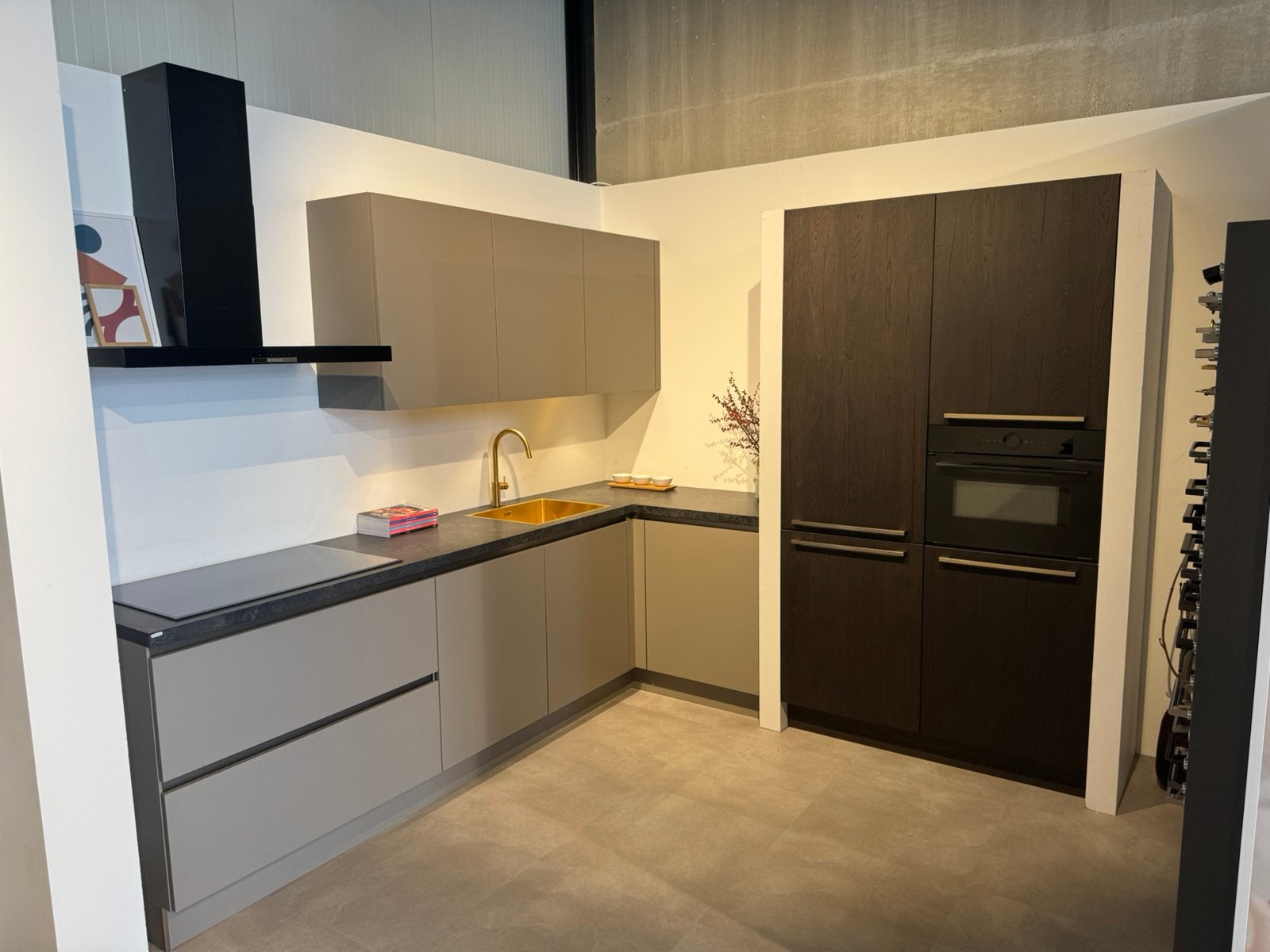 Showroomkeuken met composiet en Bosch apparatuur, Huis en Inrichting, Ophalen, Zo goed als nieuw, Composiet, Hoekkeuken