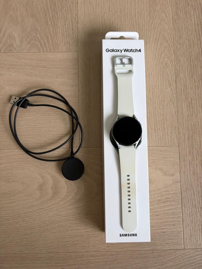 Samsung Galaxy Watch4 40mm Zilver, Ophalen of Verzenden, Zo goed als nieuw, Waterdicht, Android