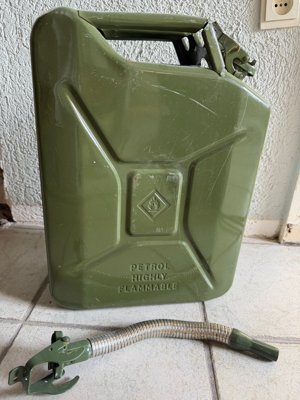 Metalen legergroene jerrycan 20L met schenktuit, Ophalen, Zo goed als nieuw