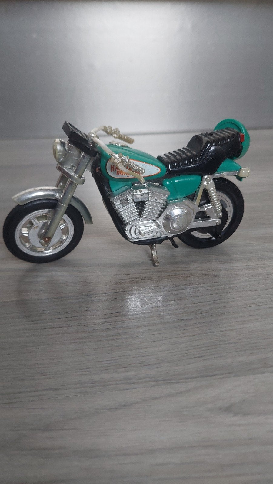 vintage Harley-Davidson speelgoedmotorfiets uit 1981, geprod, Overige merken, Gebruikt, Auto, 1:32 tot 1:50