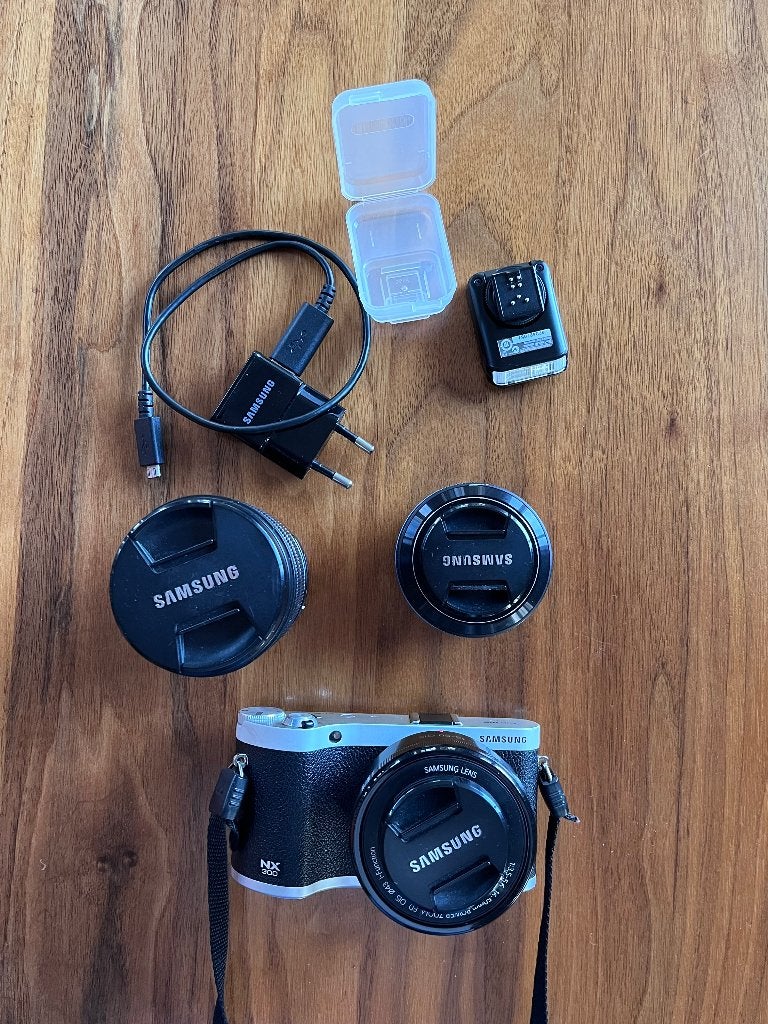 Samsung NX300 Camera met lensen 16-50 mm, 20 mm en 18-55 mm, Kantelbaar/draaibaar scherm, Accu, Ophalen of Verzenden, Zo goed als nieuw