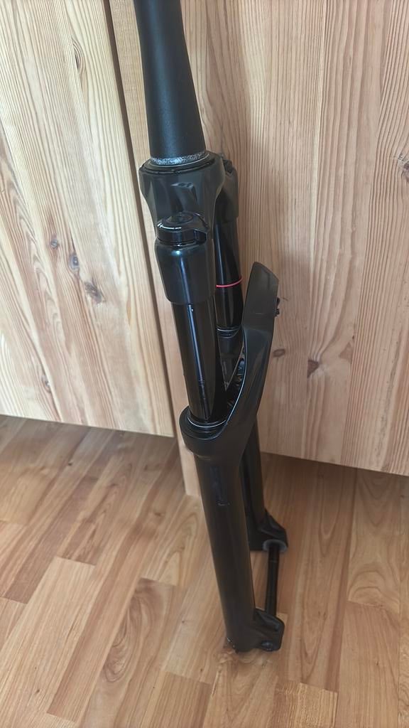 Foto 4 van Rockshox Judy Gold 110x15 100mm