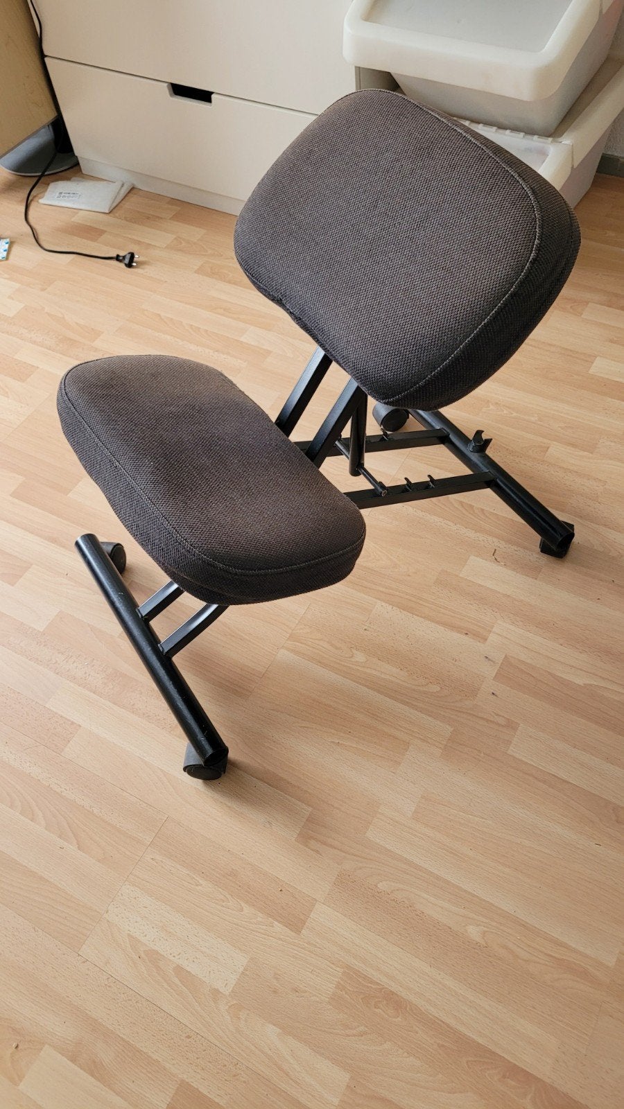 Ergonomische kniestoel - Grijs/Zwart, Ophalen, Gebruikt, Ergonomisch, Stof