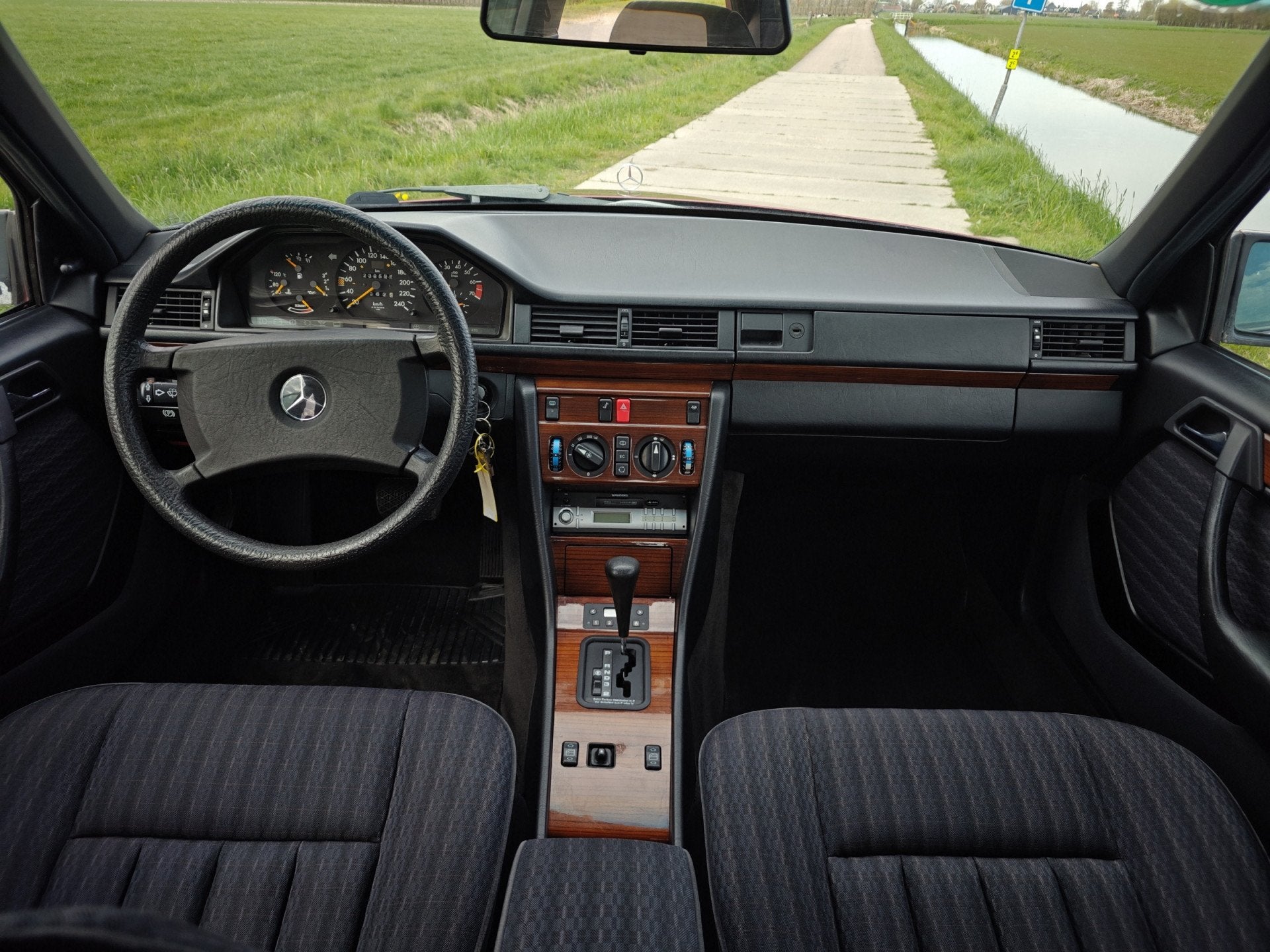 Mercedes-Benz E-Klasse 200-500 260 E | Youngtimer (bj 1990), Auto's, Oldtimers, Automaat, Achterwielaandrijving, 2597 cc, 160 pk