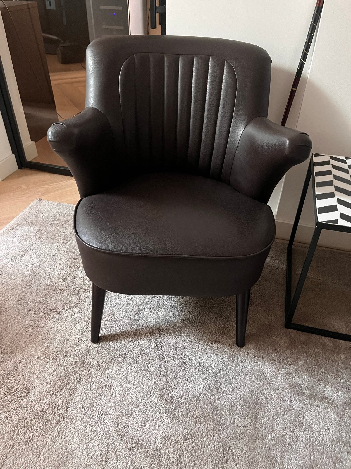 Twee donkerbruine fauteuils van kunstleer, Ophalen, Kunststof, Twee, Bruin