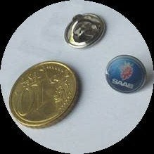 SAAB logo pin, klein model, Verzamelen, Ophalen of Verzenden, Zo goed als nieuw, Transport, Speldje of Pin