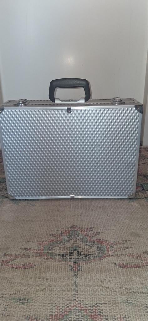 Aluminium koffer met vakverdeling, Gebruikt, 50 tot 60 cm, Slot, Ophalen of Verzenden