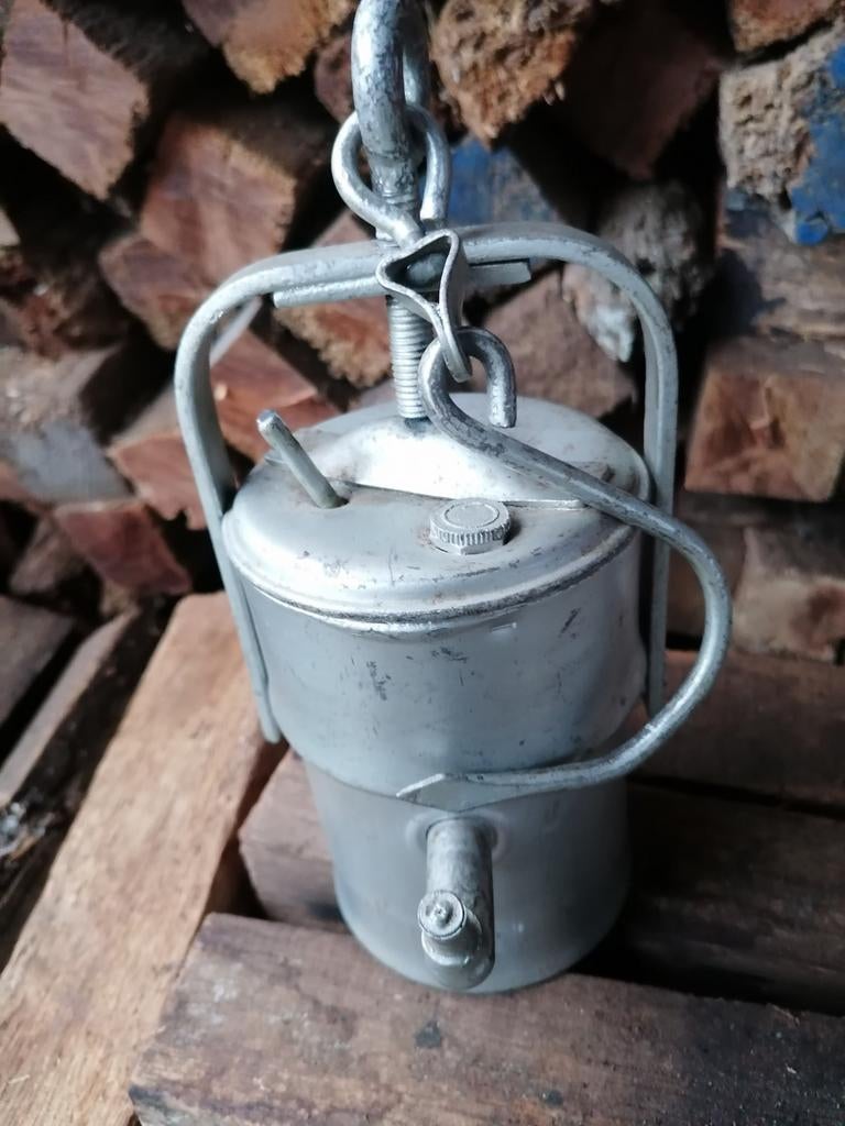 Antieke carbid mijnwerkers lamp, Ophalen
