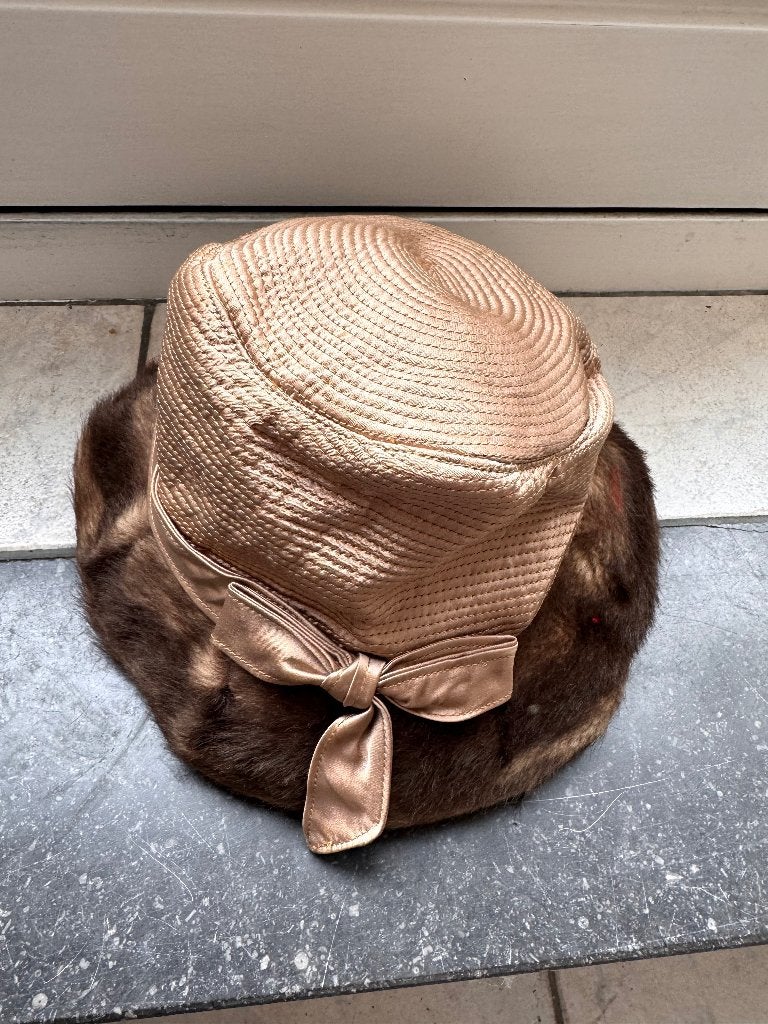 Vintage beige/bruin/goudkleurige dameshoed met nepbont-rand, 55 cm (S, 6⅞ inch) of minder, Hoed, Ophalen of Verzenden, Onbekend